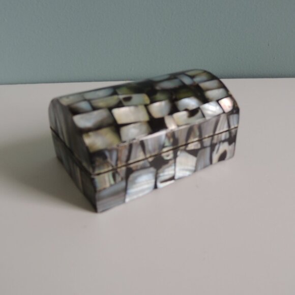 Small Black Lacquered Abalone Shell Box - Picture 2 of 7